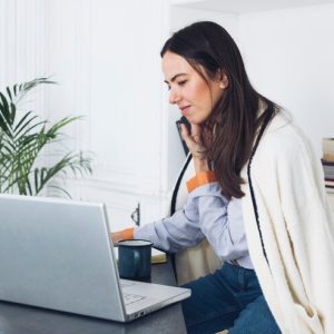 mujer-moderna-usando-portatil_23-2148020531